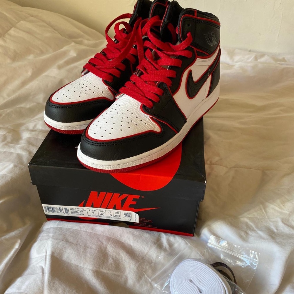 Nike Jordan 1 Retro High Bloodline (GS)
Size: US 7 / EU 40
Color: Bloodline